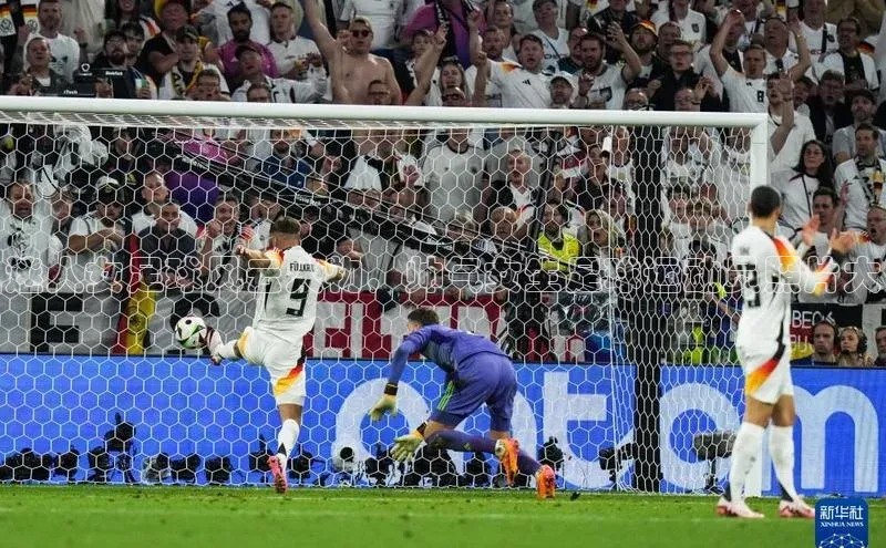 九游官网首页登录入口歌力思迷人女足球风云人物，帅气女生足球运动员照片大